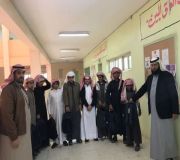 جمعية البر الخيرية بمركز الخنقة توزع الحقيبة المدرسية
